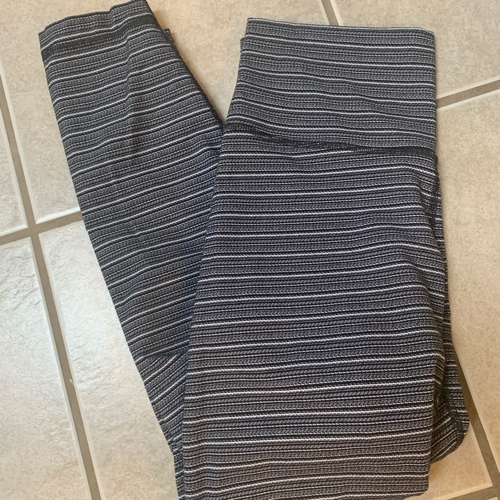 Lululemon black white striped wonder unders 7/8